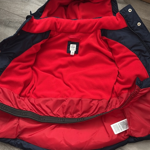 Like brand new Baby Size 4 Gap NAVY winter jacket w hood that can unzip. - Picture 4 of 8